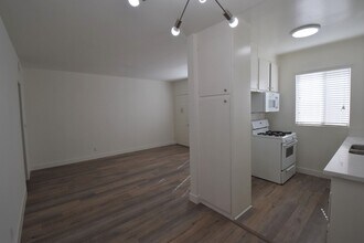 4565 Hazeltine Ave, Unit 215 in Los Angeles, CA - Building Photo - Building Photo