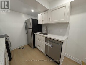 31 Pietro Dr in Vaughan, ON - Building Photo - Building Photo