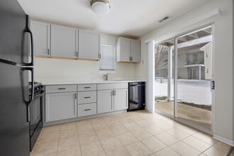 527 E Shag Bark Ln in Streamwood, IL - Building Photo - Building Photo