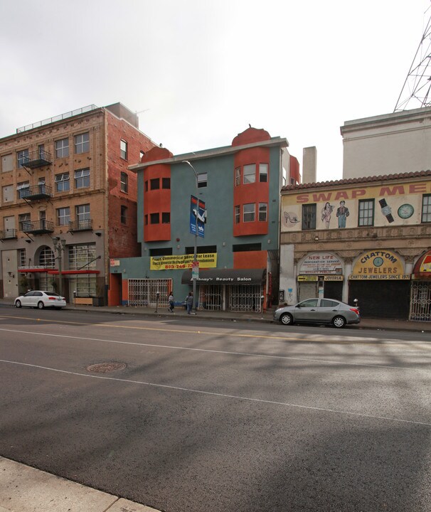 Plaza de Leon Apartments in Los Angeles, CA - Building Photo