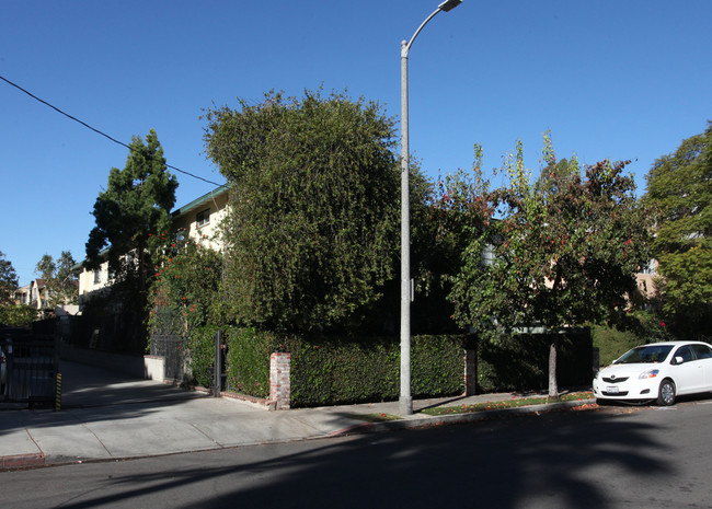 1745 N Mariposa Ave in Los Angeles, CA - Foto de edificio - Building Photo