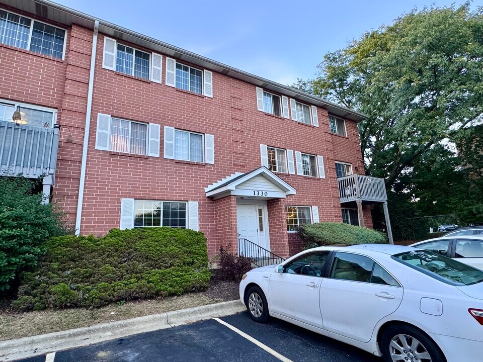 1330 S Lorraine Rd in Wheaton, IL - Building Photo
