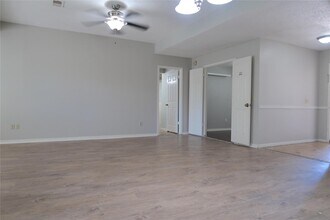 7507 Sunny Oaks Way in Houston, TX - Foto de edificio - Building Photo