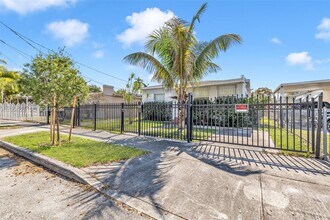 1176 NW 48th St in Miami, FL - Building Photo - Building Photo