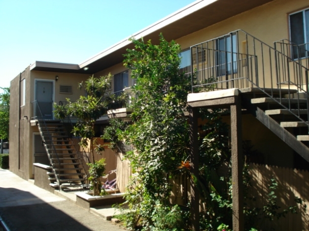 14201 Delano St in Van Nuys, CA - Foto de edificio - Building Photo