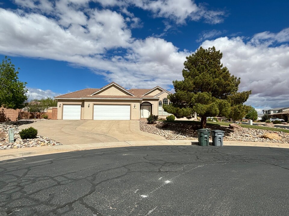 2593 S 2220 E in Saint George, UT - Building Photo