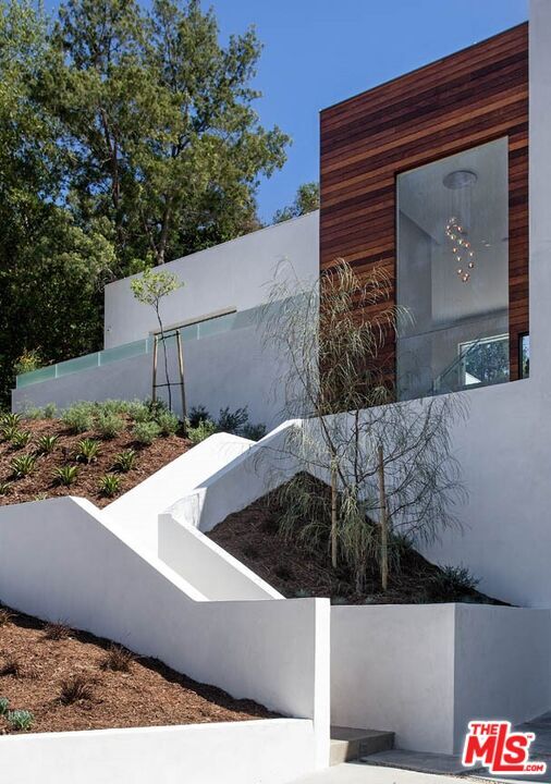3542 Knobhill Dr in Los Angeles, CA - Building Photo - Building Photo
