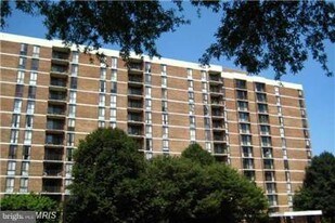 2311 Pimmit Dr in Falls Church, VA - Building Photo