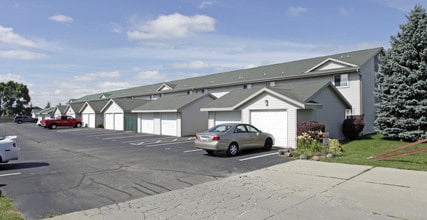 Deerfield Townhomes in Janesville, WI - Foto de edificio - Building Photo