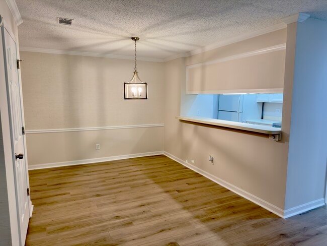 208 Barrington Hills Dr, Unit 208 in Atlanta, GA - Foto de edificio - Building Photo