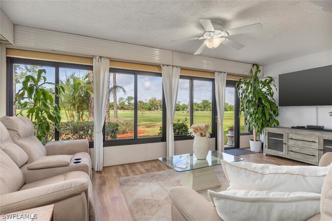 5625 Trailwinds Dr in Ft. Myers, FL - Foto de edificio - Building Photo