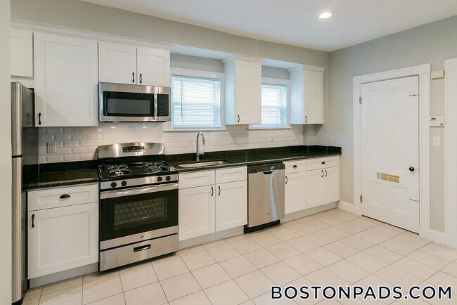 58 Saunders St