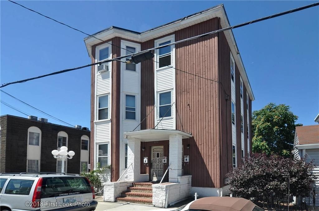 876 Charles St in North Providence, RI - Building Photo