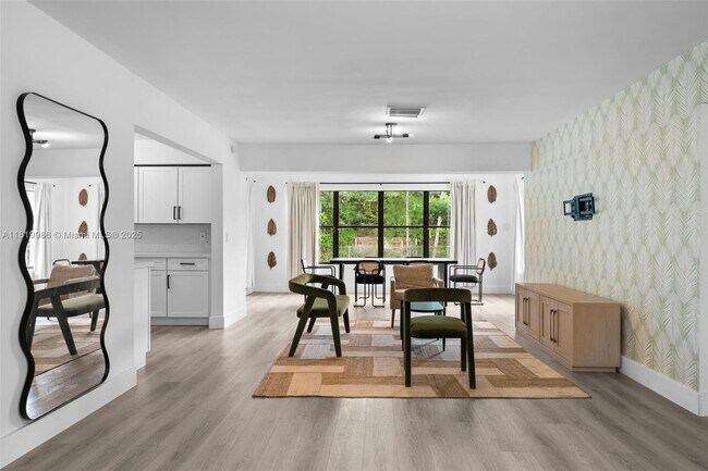2515 NE 207th St in Miami, FL - Building Photo - Building Photo