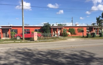 715 NW 1st Ave in Homestead, FL - Foto de edificio - Building Photo