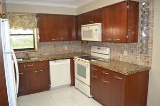 491 Racquet Club Rd in Weston, FL - Building Photo - Building Photo