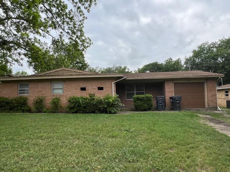 1330 La Porte Dr in Waco, TX - Building Photo