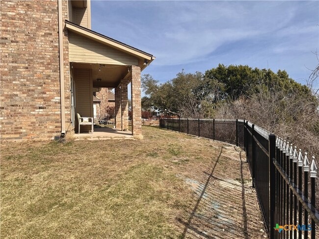 property at 1915 Sutton Pl