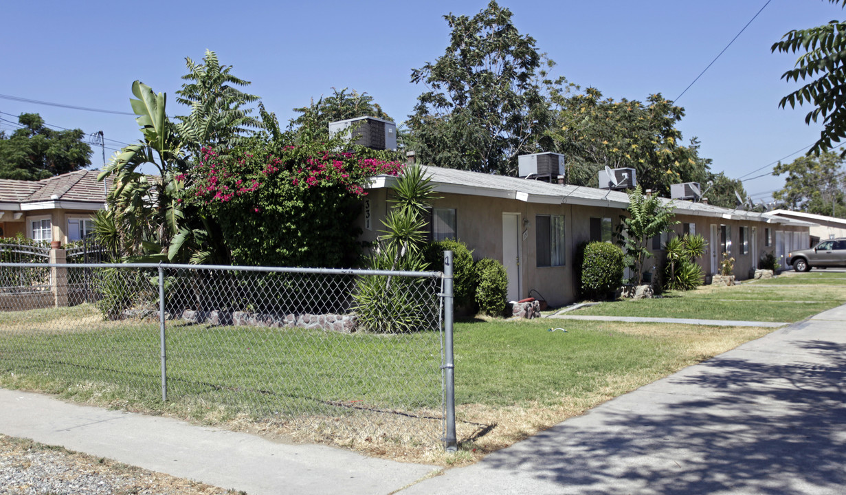 331 N Lilac Ave in Rialto, CA - Foto de edificio