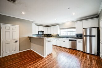 17 Waugh Dr in Houston, TX - Foto de edificio - Building Photo