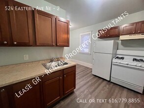 524 Eastern Ave NE-Unit -2 in Grand Rapids, MI - Foto de edificio - Building Photo