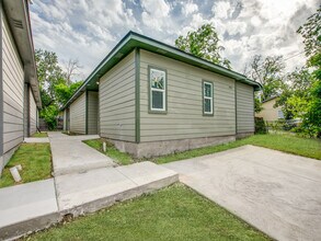 2910 S Laredo St in San Antonio, TX - Building Photo - Building Photo