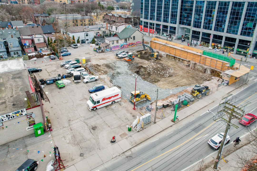Bellwoods House in Toronto, ON - Building Photo