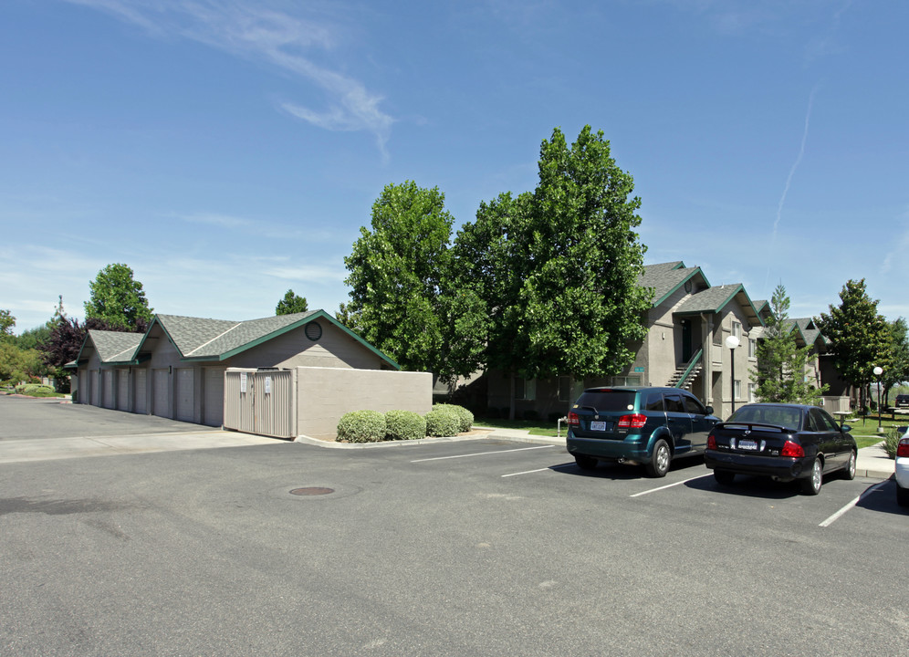 Sierra Hills Apartments in Clovis, CA - Building Photo