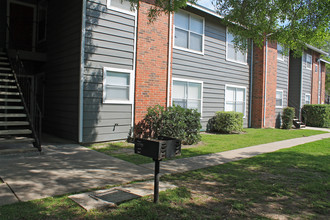 Salem Creek Apartment Homes in San Antonio, TX - Foto de edificio - Building Photo