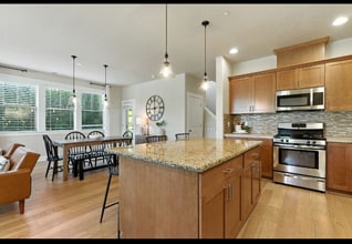 12021 SW Barber St in Wilsonville, OR - Foto de edificio - Building Photo