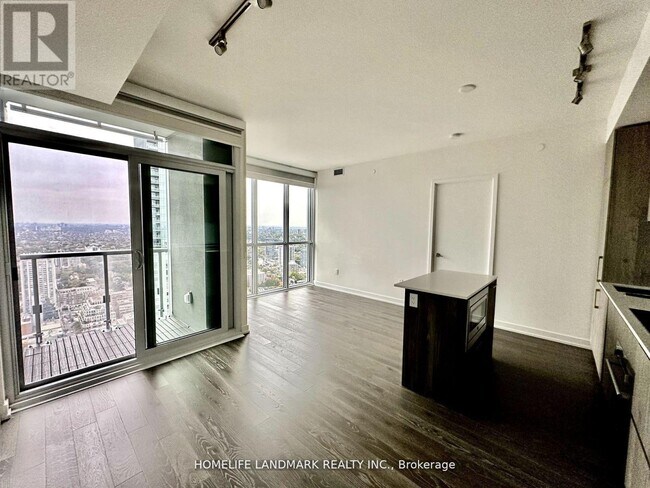 1-4601 Yorkville Ave in Toronto, ON - Building Photo - Building Photo