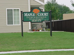 Maple Court Townhomes in Moorhead, MN - Building Photo - Building Photo