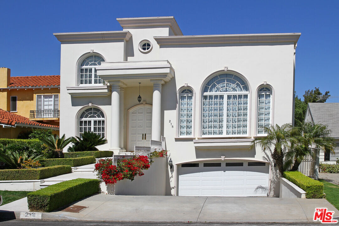 218 S Medio Dr in Los Angeles, CA - Building Photo