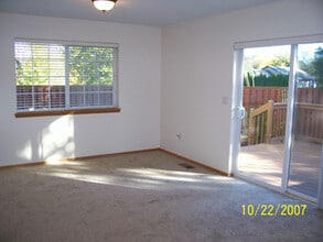 1302 SW Wright St in McMinnville, OR - Building Photo - Building Photo