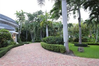 6540 SW 135th Ter in Pinecrest, FL - Foto de edificio - Building Photo