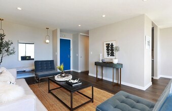 2 Admiral Dr in Emeryville, CA - Building Photo - Building Photo