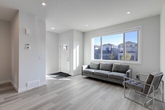 20752-2099B 99B Ave NW in Edmonton, AB - Building Photo - Building Photo
