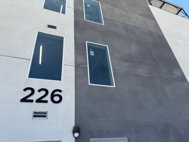 226 W 87th St-Unit -201 in Los Angeles, CA - Building Photo - Building Photo