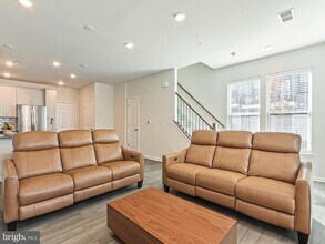 1001 Greenwich Dr in West Windsor Township, NJ - Building Photo - Building Photo