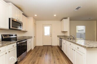 305 Sunnymeade Ln in Jarrell, TX - Building Photo - Building Photo