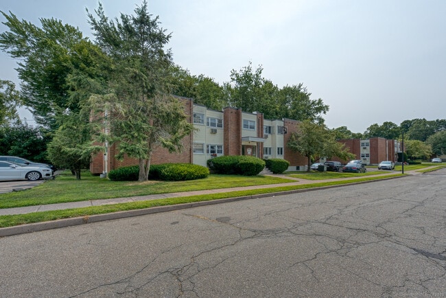 20 Thompson Rd in Manchester, CT - Building Photo - Building Photo