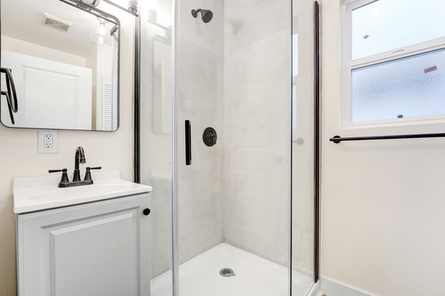 12056 Culver Blvd, Unit 12056 in Los Angeles, CA - Foto de edificio - Building Photo