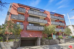 11811 Darlington Ave in Los Angeles, CA - Building Photo