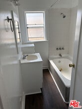 1050 W 60th Pl in Los Angeles, CA - Building Photo - Building Photo