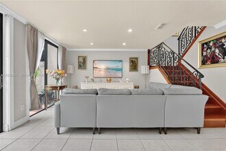 3505 Torremolinos Ave in Doral, FL - Foto de edificio - Building Photo