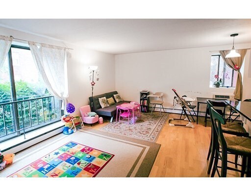 31 Harris St-Unit -102 in Brookline, MA - Foto de edificio