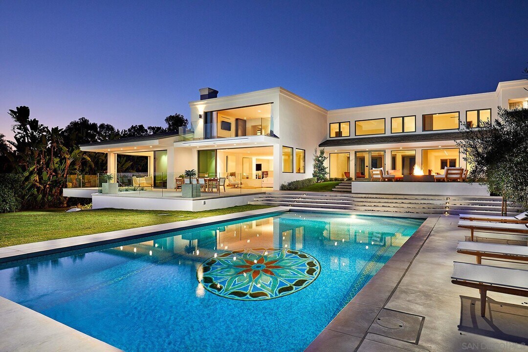 111 Stratford Ct in Del Mar, CA - Building Photo