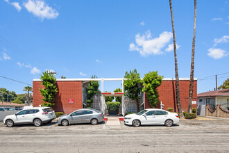 Vista Palms in San Gabriel, CA - Foto de edificio - Primary Photo