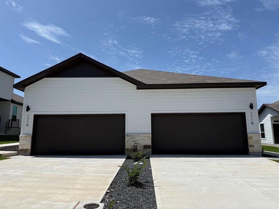 171 Schrader Dr in Buda, TX - Building Photo