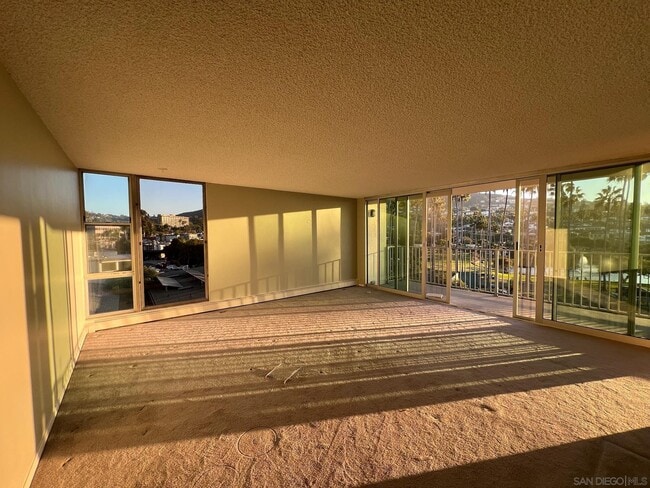 8111 Camino Del Oro in San Diego, CA - Building Photo - Building Photo